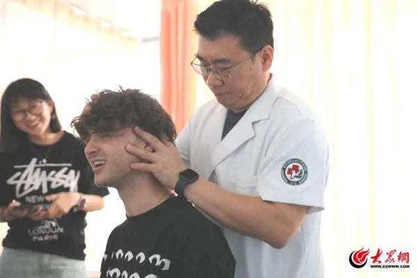 万博manbext体育官网娱乐网医生将燃乙醇棉球在罐内轻旋后吸附于外洋学生背部-万博manbext体育官网「中国」官方网站登录入口